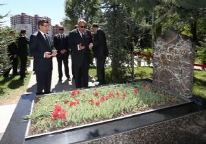 Davutoğlu'ndanTürkeş'in kabrine ziyaret