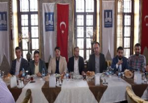 Ak Gençler'den Ulvi Davranış