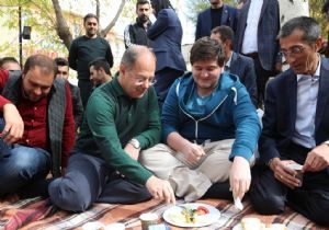 Akdağ gençlerle istişare etti