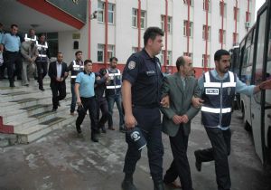 Liselileri zehirliyorlardı