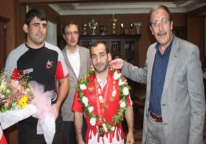 Erhan Bakır omuzlarda karşılandı