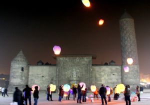 Erzurum'da dilek balonu uçurdular