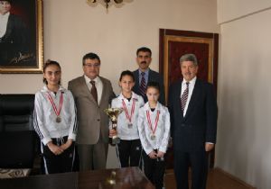 Kaymakam Ada, sportif başarıyı ödüllendirdi