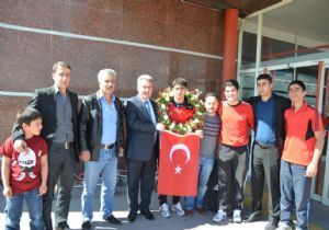 Dönmez'e coşkulu karşılama
