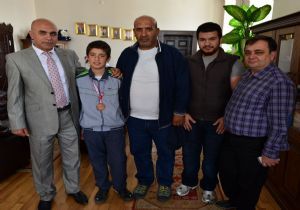Boksör Arfat Yakutiye'nin gururu oldu