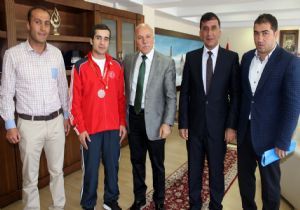 Sekmen, Dünya 3'üncüsü Kaya'yı ödüllendirdi