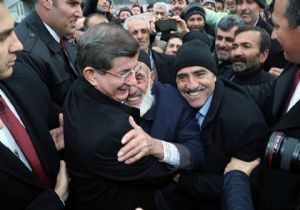 Davutoğlu'na görkemli karşılama