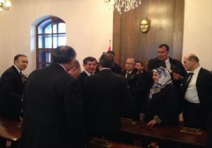 Davutoğlu'na tarih gösterisi