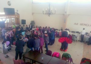 AK Gençler çocukların gönlünü kazandı