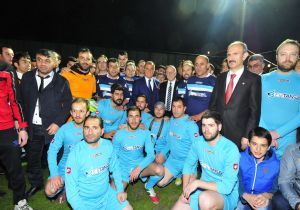 Terim onuruna sahaya çıktılar