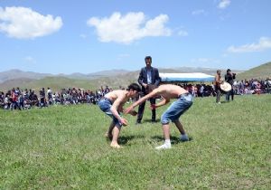 Erzurumlu pehlivanlar Karaurgan'da çayıra çıktı