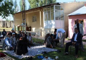 Erzurum Şehidine ağlıyor