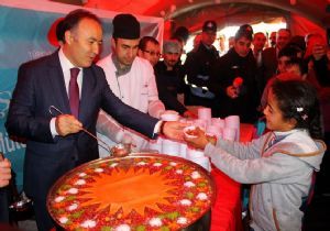 Altıparmak'tan Erzurumlulara aşure ikramı