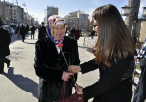 İletişimcilerden karanfilli kutlama