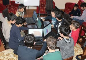 “Minik parmaklar geleceği programlıyor”