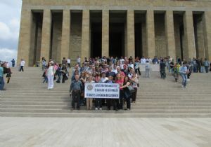 AÖF öğrencileri Anıtkabir'deydi