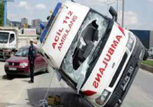 Ambulans takla attı
