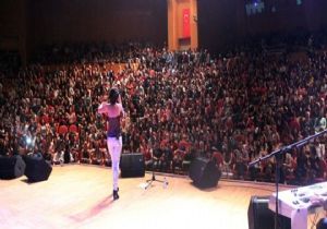 ‘Bayrağını Al, Sen de Gel'