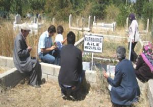 Mezarlıklara ziyaretçi akını