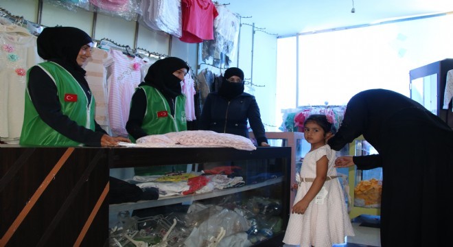 Afrinli ailelerin kıyafetleri Türkiye'den