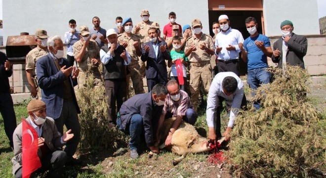 Allah'ım onların ayağını taşa değdirmesin'
