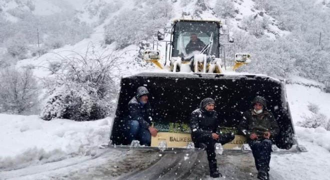 Cenaze kepçeyle mezarlığa taşındı