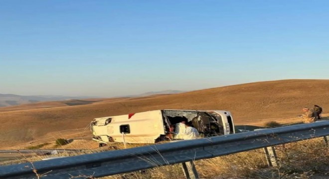 Düzensiz göçmenleri taşıyan araç devrildi: 5 ölü