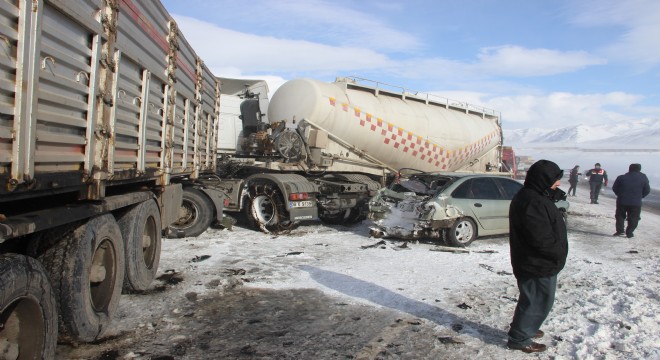 Erzurum'da 10 araç birbirine girdi