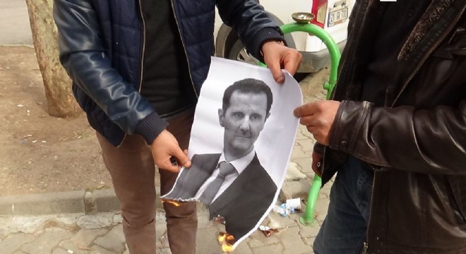 Esad'ın fotoğrafını ateşe verdiler