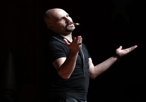 Gülerken düşündüler