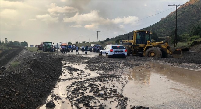 Oltu'da şiddetli sağanak
