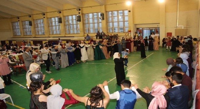 Oltu İbn-i Sina'da mezuniyet coşkusu