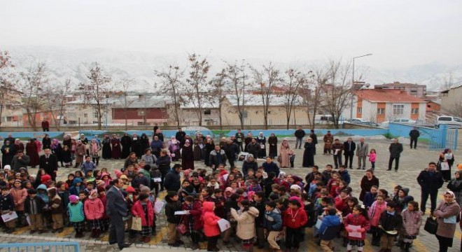 Oltulu öğrenciler karne coşkusunu paylaştı