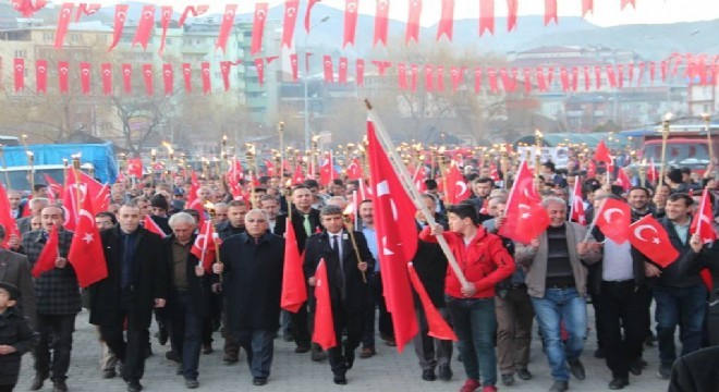 Oltu'da coşkulu fener alayı