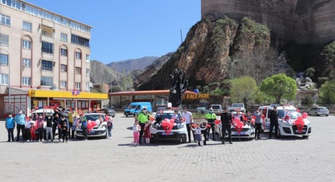 Oltu'da polislerden 23 Nisan kutlaması