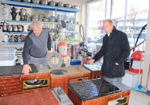 ‘Biz tezek yakarız da, onlar ne yer..!'