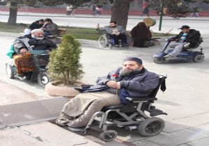 Emniyet'ten karanfilli kutlama