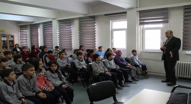 Topdağı, öğrencilere Mehmetçik Vakfı'nı anlattı.