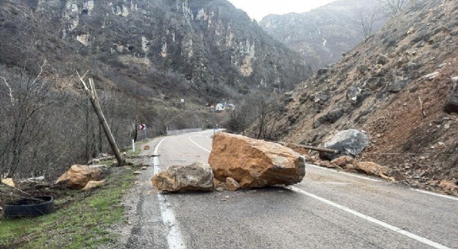 Tunceli-Erzincan karayoluna dev kaya parçaları düştü