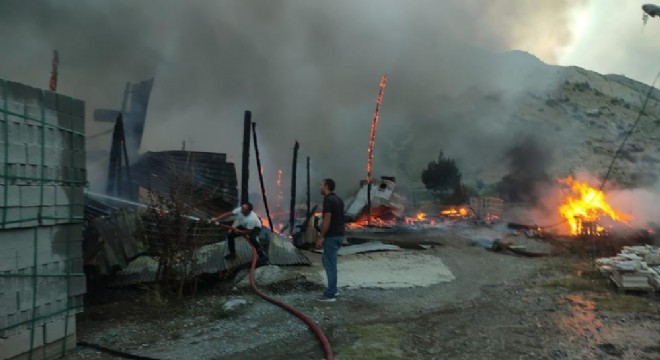 Uzundere'de korkutan yangın