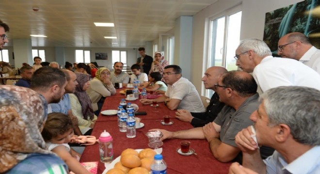 Vali Memiş misafir depremzedelerle buluştu