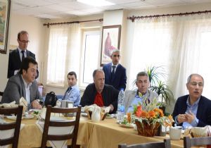 Ala yazarlarla istişare etti