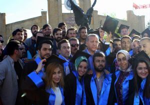 Cumhurbaşkanı İletişimcilerin coşkusunu paylaştı