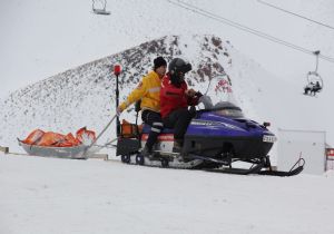 JAK kayakçıların imdadına yetişti