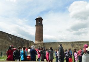 Korkut'tan çocuklara 23 Nisan armağanı