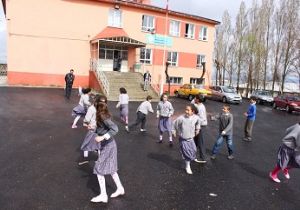 Okul bahçeleri asfaltlanıyor
