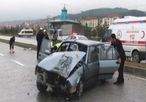 Aydınlatma Direğine Çarptı: 5 Yaralı