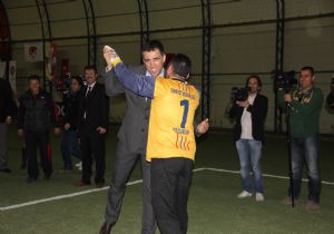 Şükür polis kaleciye gol attı