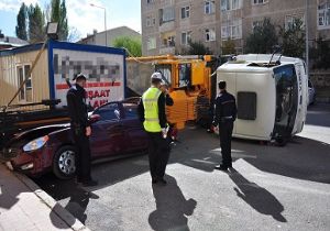 Vinç park etmiş araç üstüne devrilldi