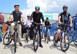 Vali Altıparmak Halk Yarışında pedal çevirdi